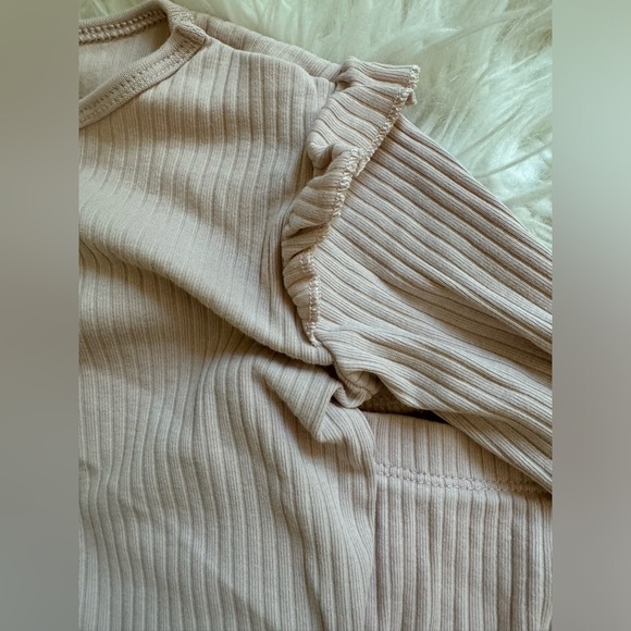 H&M Ruffle Sleeve Set - Picture 2 of 3